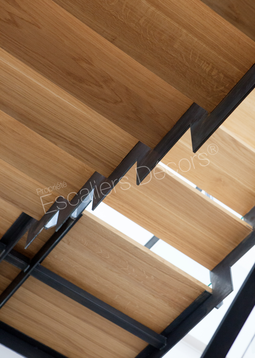 Photo DT127 - ESCA'DROIT® 2/4 Tournants avec Palier Intermédiaire. Escalier d'intérieur design en acier, bois et verre pour un intérieur type loft. Vue 6